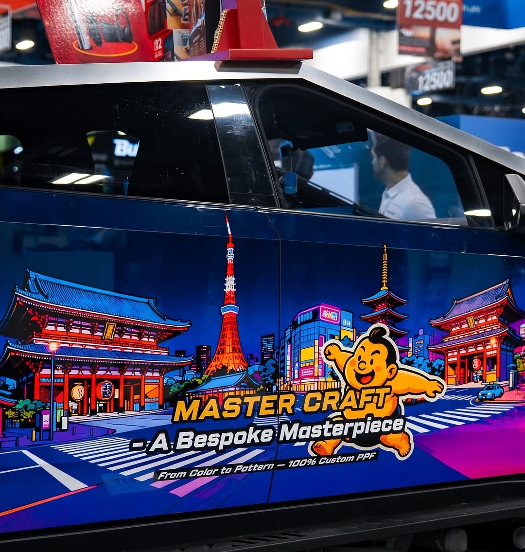 Visitors interacting with SVG INNO+